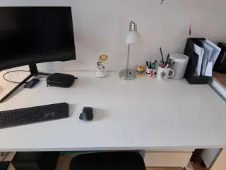 Hvidt hæve-/sænkebord sælges billigt