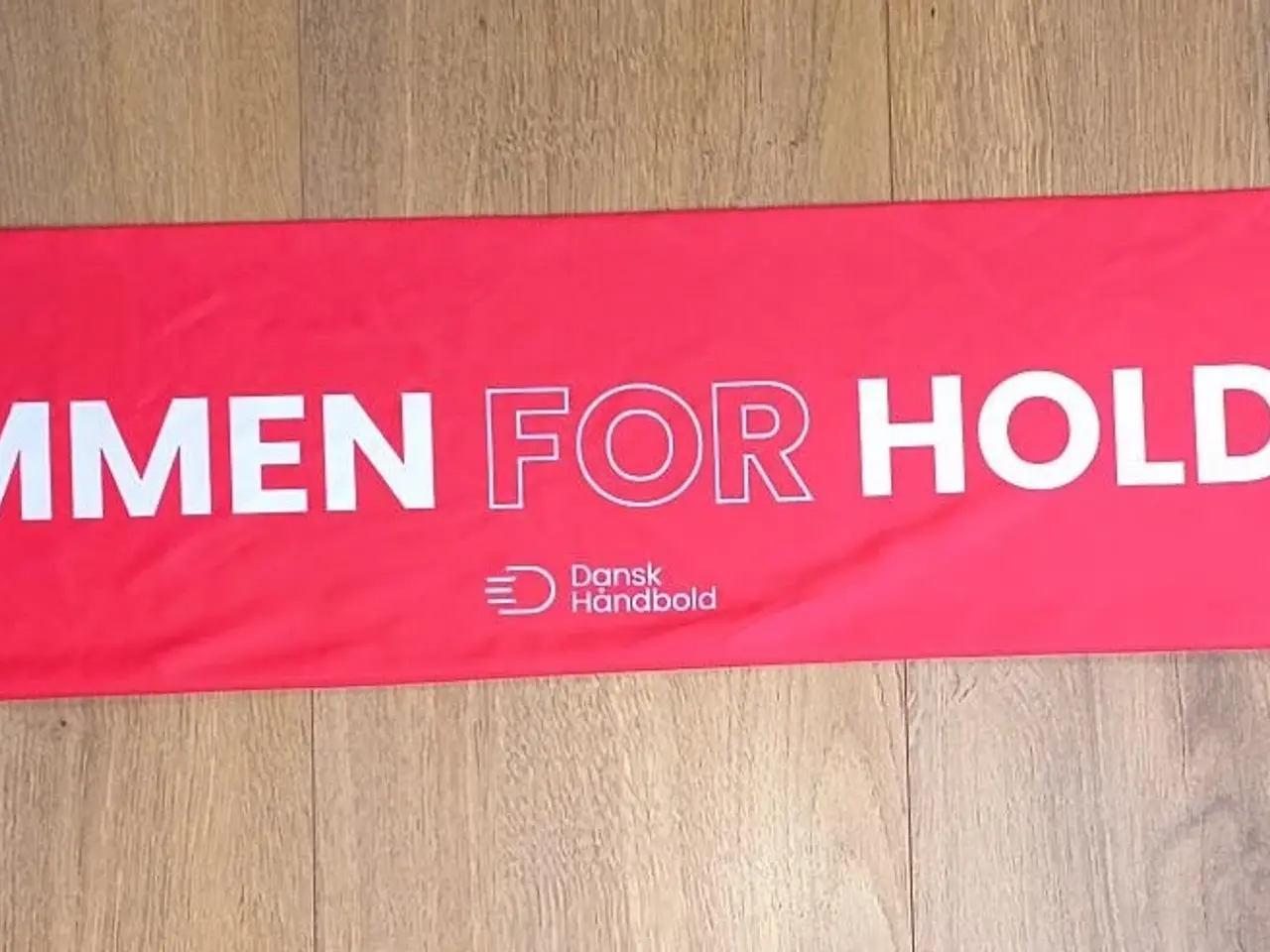 Billede 2 - NYT DANMARK/DHF HALSTØRKLÆDE, 140 CM