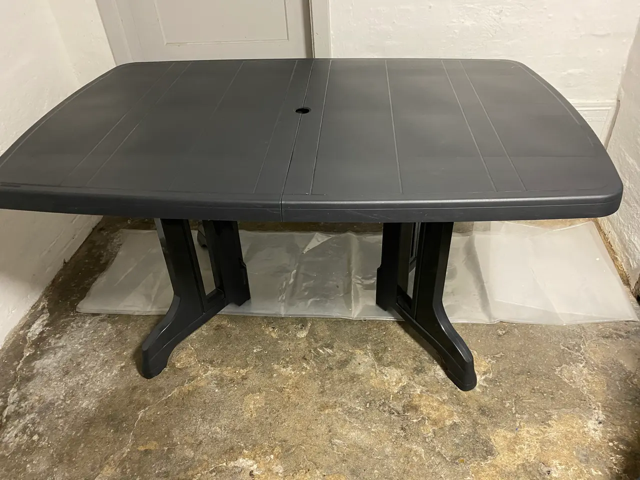 Billede 1 - Gråt solidt plastikbord med ekstra plade