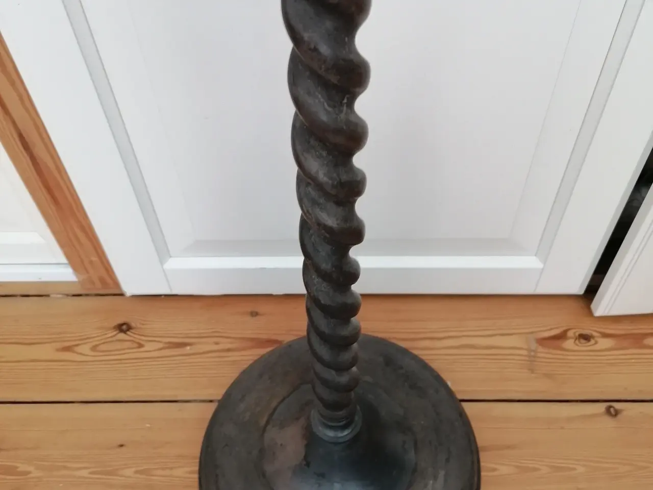 Billede 4 - Gulvstage, højde 122 cm - stor og gammel i messing