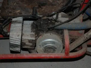 Puck maxi sidder i en gokart - den er med !