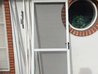 Netdør måler 209 gange 82 cm