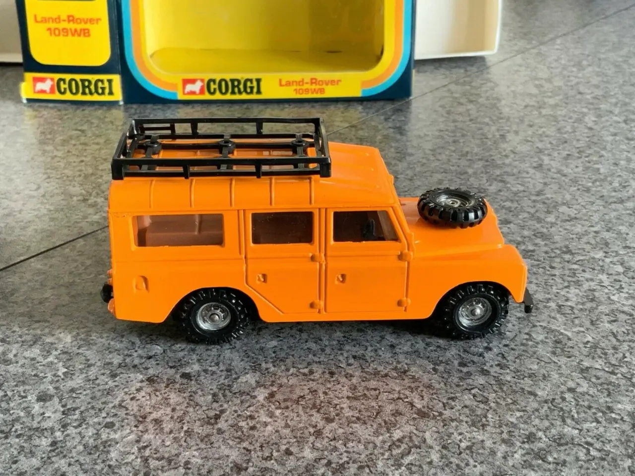 Billede 4 - Corgi Toys No. 421 Land Rover 109 W.B. scale 1:36
