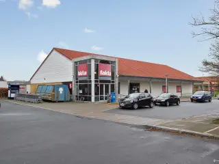 Flot butik, nabo til Superbrugsen - Bemærk prisen!