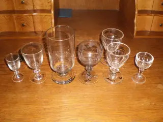 BUD MOTAGES GERNE ! 9 Gl. glas forskellige