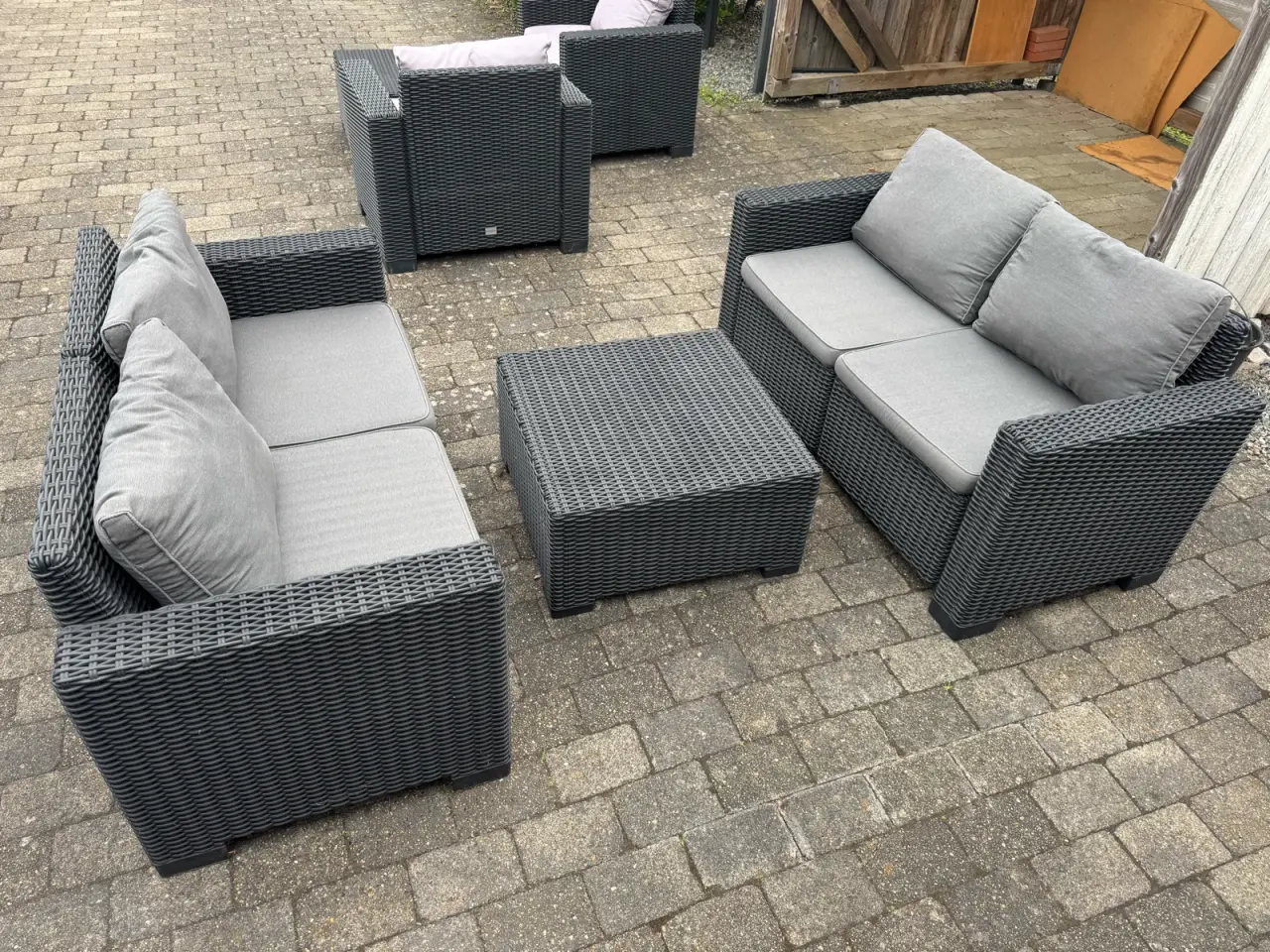 Billede 2 - 2 stk lounge sofaer inkl bord