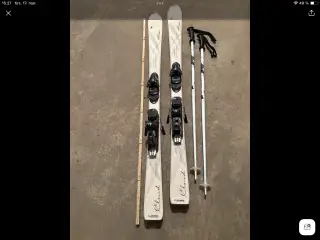 Ski med stave og hjelm til kvinde str 140 cm