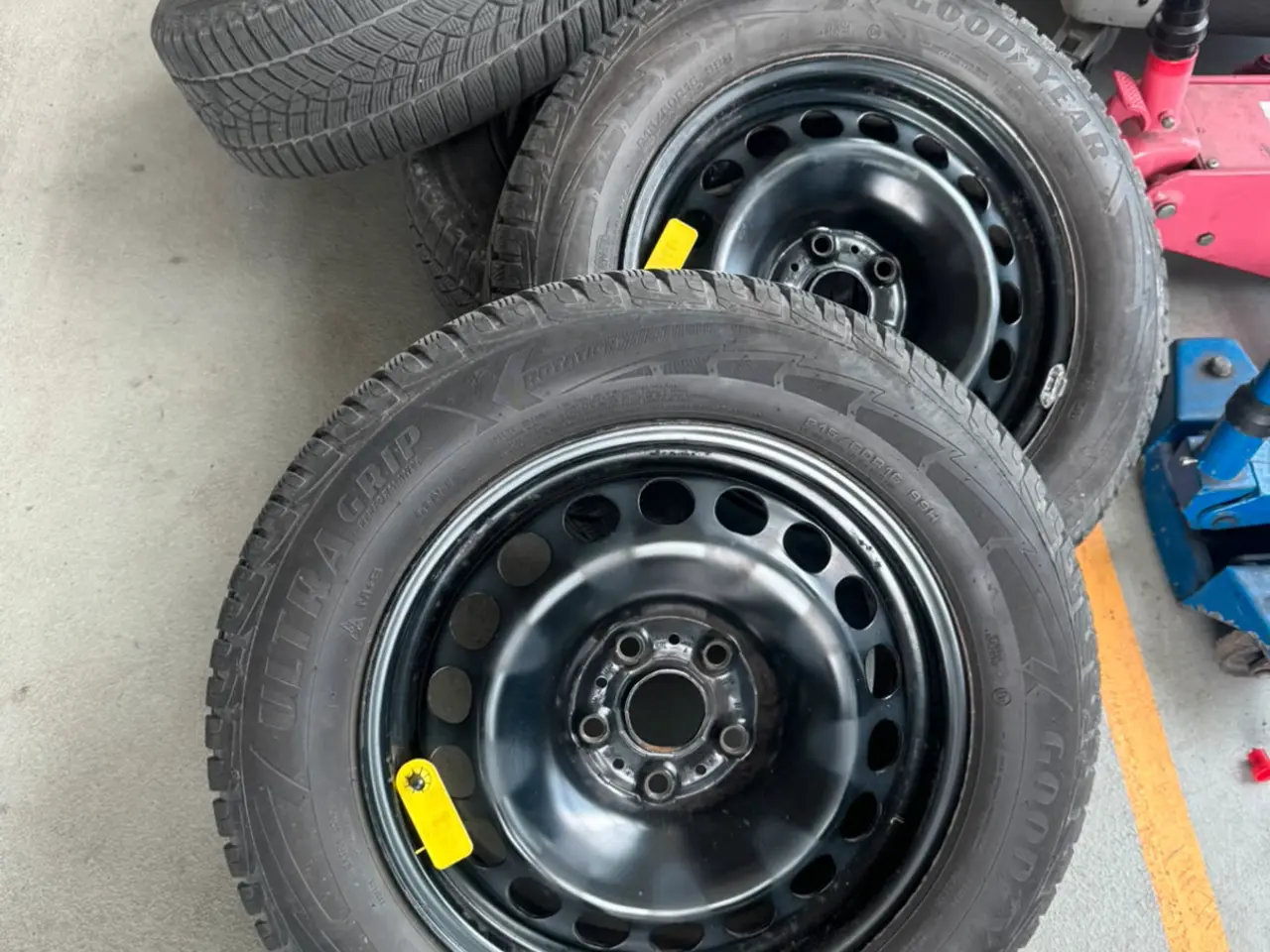 Billede 1 - Helårs dæk 215/60/R16 Good Year Siddet på Vw Passa