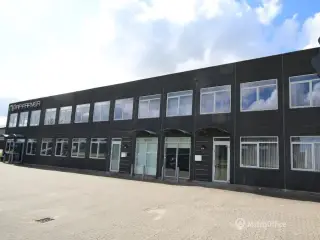 Stort. lyst kontor i kontorfællesskab - i alt ca. 30 kvm