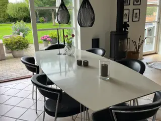 Fint spisebord sælges