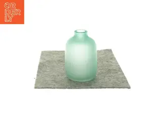 vase i grønt farvet glas (str. HØ 9x6 cm)