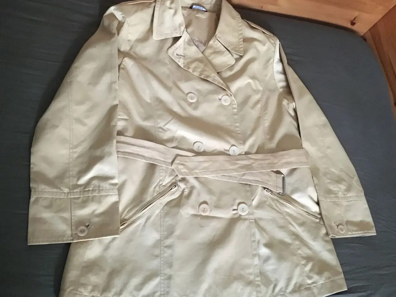 Billede 4 - Flotte beige jakke til salg