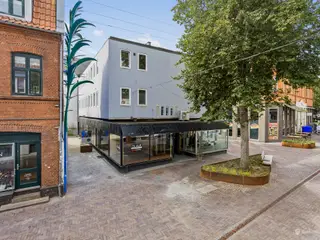 Moderniseret og flot lejemål med store facadevinduer
