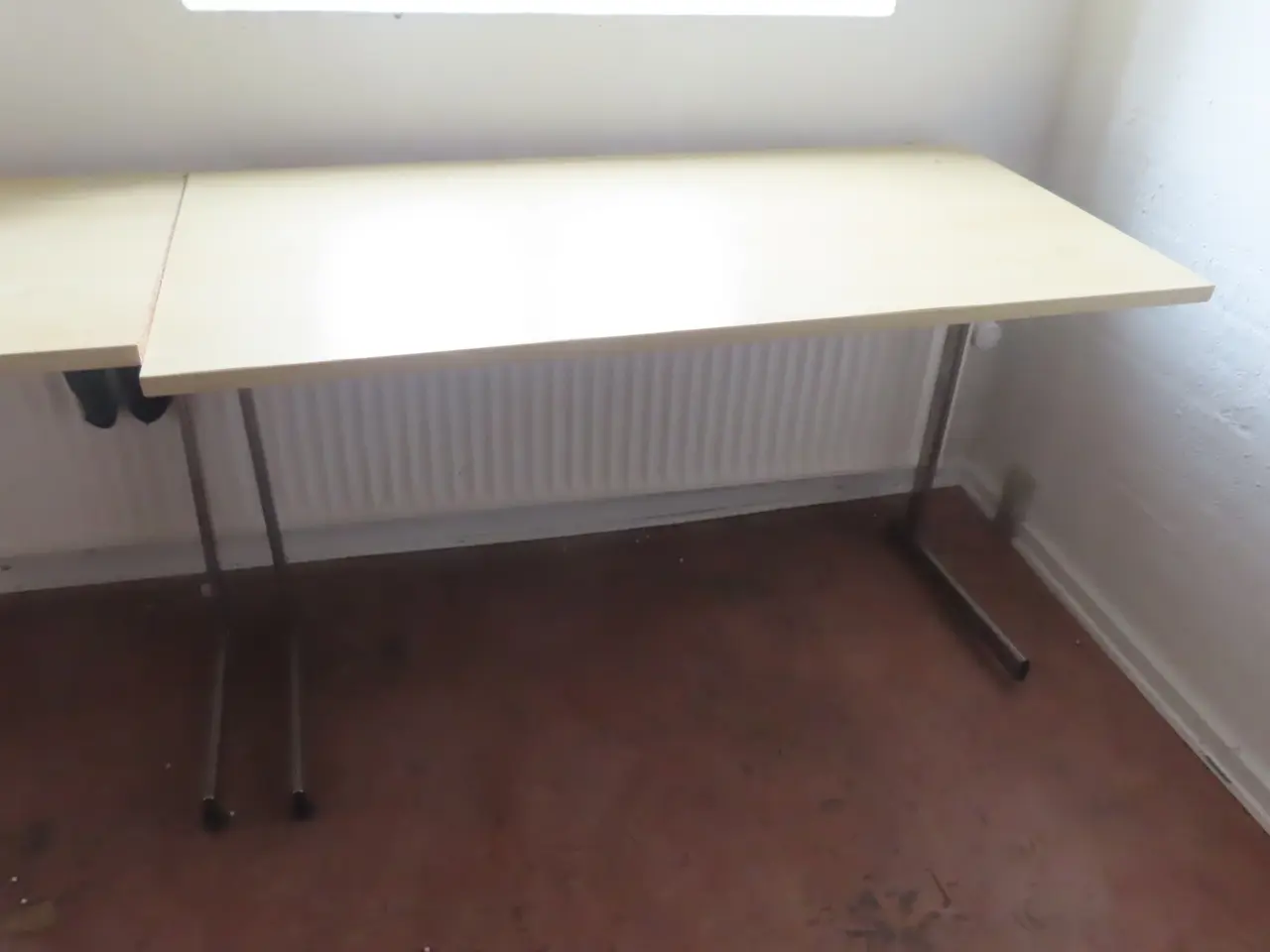 Billede 3 - Indhold på værelse af bord, køjeseng, skab mv.