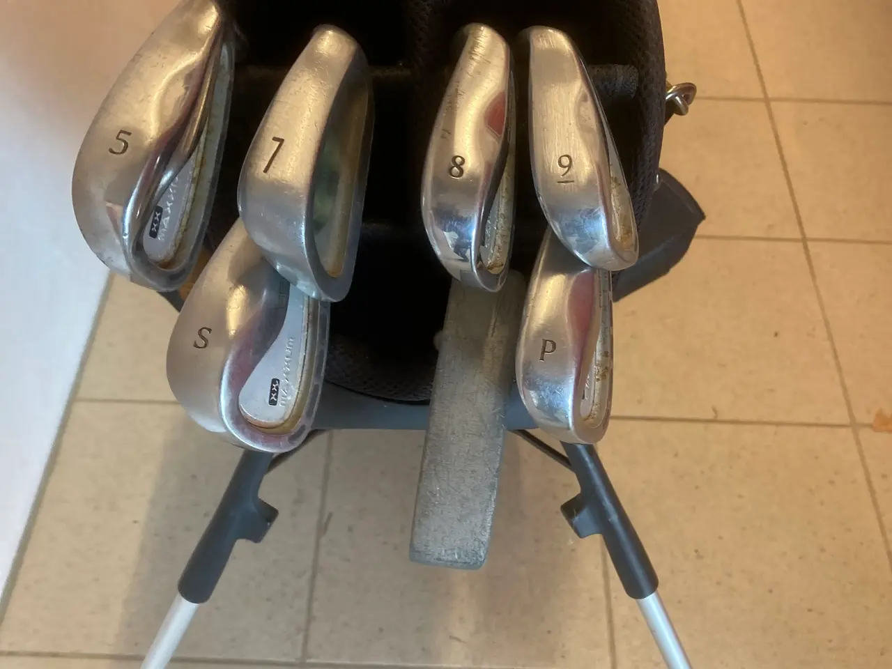 Billede 1 - Golfsæt ibærebag  til nystarter ( Billig Start )