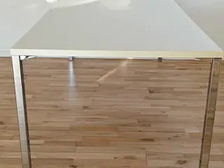 Stabilt spisebord