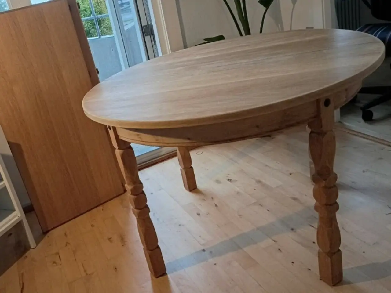 Billede 3 - Smukt og stilfuldt rundt spisebord I massivt egetr