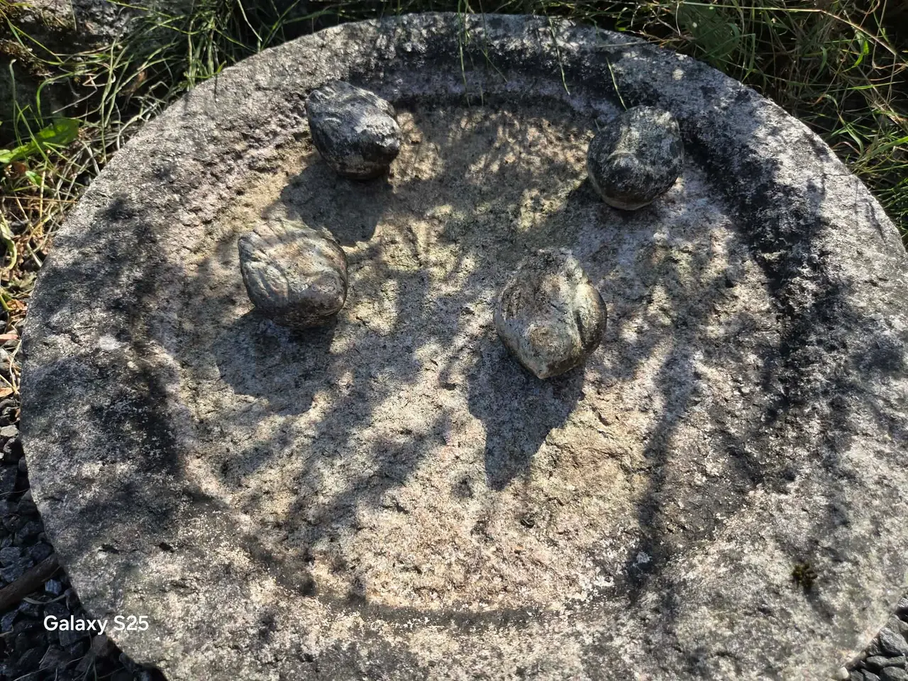 Billede 4 - Granit fuglebad med 4 små løse fugle