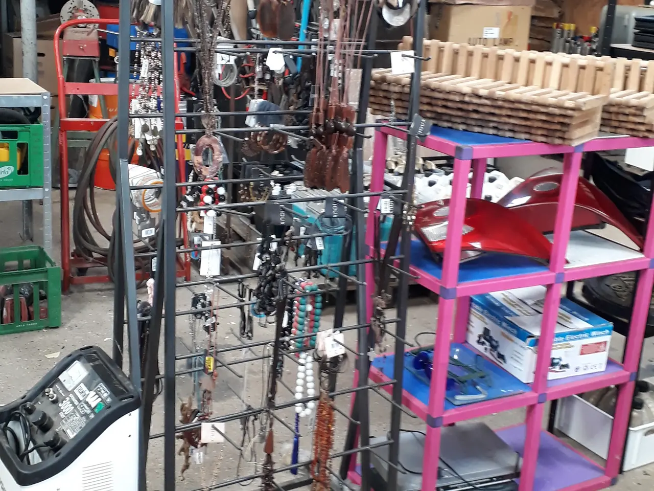 Billede 7 - Diverse Smykker sorteret i plast kasser.  