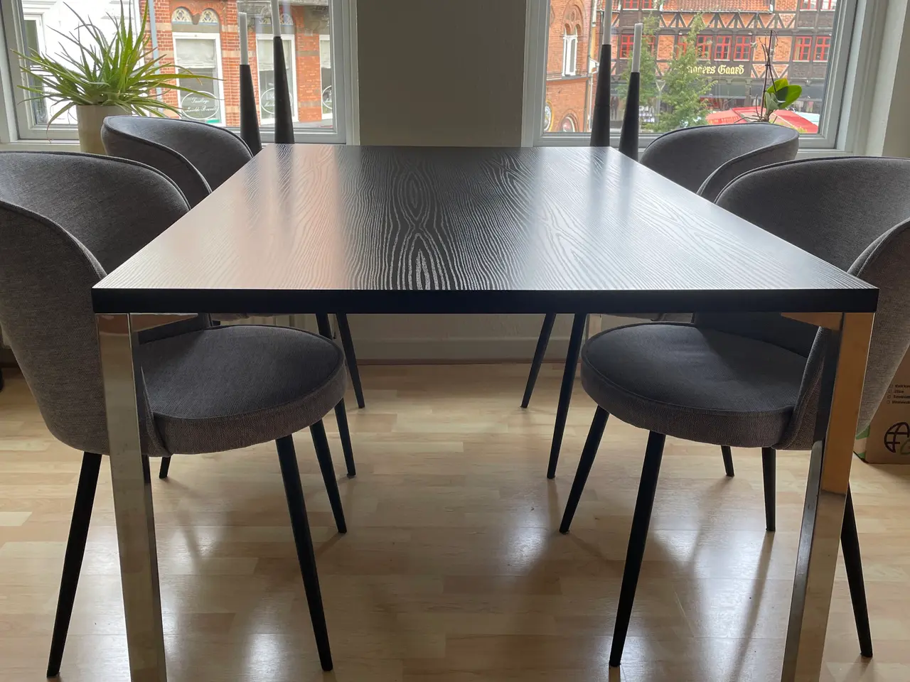 Billede 1 - Spisebord med stole 