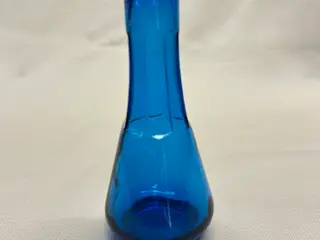 Smuk vintage vase i koboltblå glas.