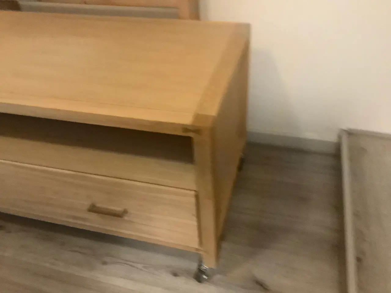 Billede 5 - TV bord i egetræ