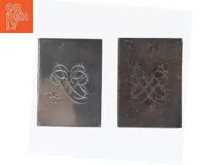 To små metal tændstikæsker med indgravering (str. 5,5x4x1,5 cm)