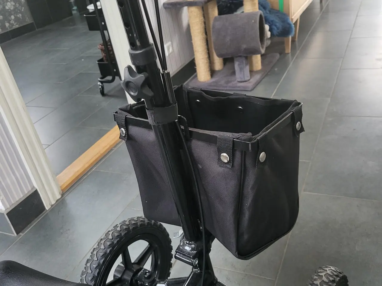 Billede 5 - Knæscooter/knærollator uden brug af krykker