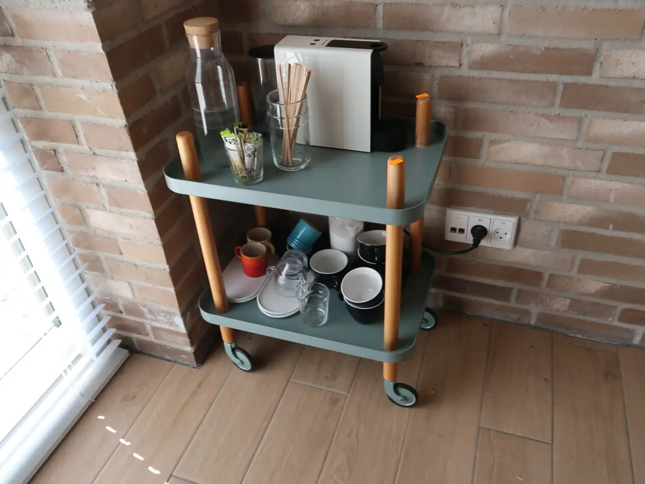 Billede 1 - Opbevaringsvogn med div. Krus samt kaffemaskine NESPRESSO