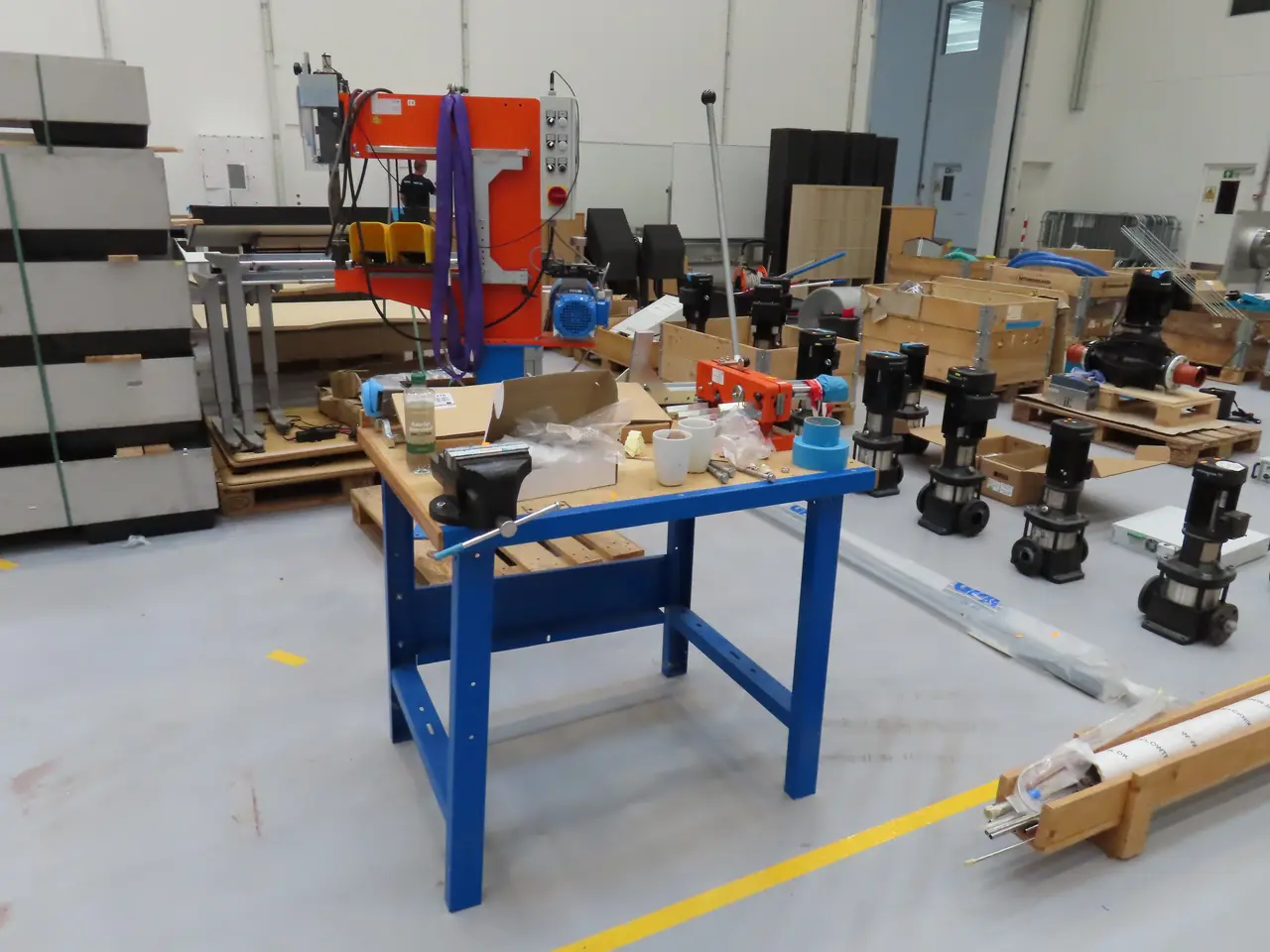 Billede 1 - Arbejdsbord med skruestik samt hydraulisk profiljernsaks HAWA 2671