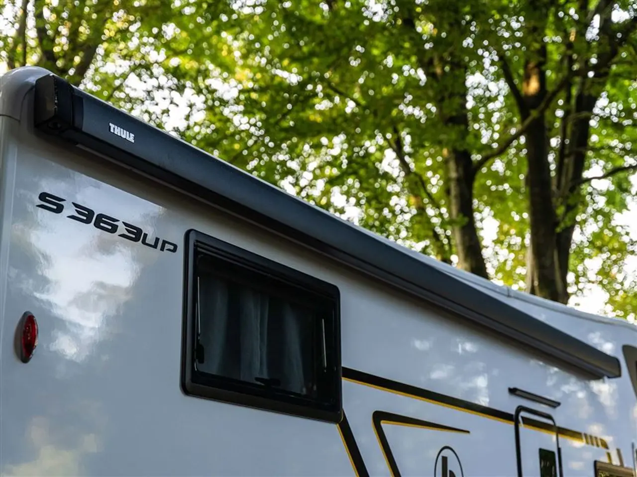 Billede 38 - 2027 - Benimar Sport 363 UP Automat gear - Dieselfyr - 12V kompressor køl - 200W solcelle