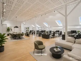Lyst og højloftet kontormiljø i tidligere fabriksbygning på Østerbro