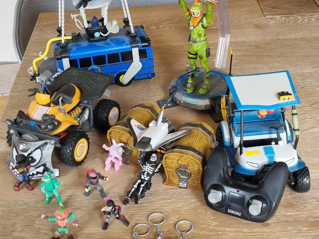 Billede 1 - Samling af Fortnite figurer og transportmidler