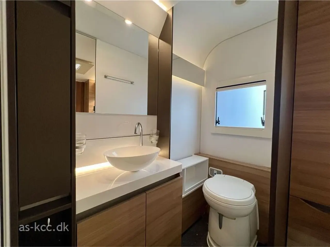 Billede 12 - 2021 - Adria Alpina 663 HT Alde Centralvarme Adria Alpina 663 HT årg. 2021. 4 sovepladser, 6 siddepladser