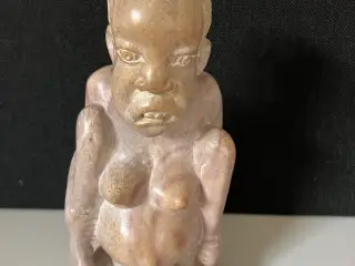 Fascinerende statue af en kvinde i fødsel