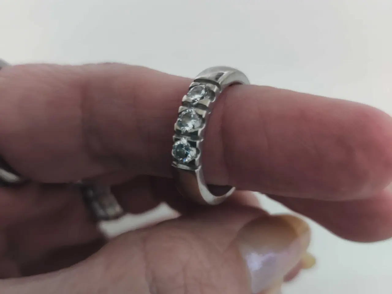 Billede 3 - Alliancering 14K hvidguld, 8g, 3 brillanter 0.48ct