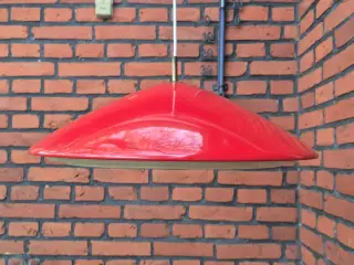 Rød retrolampe med lækkert design