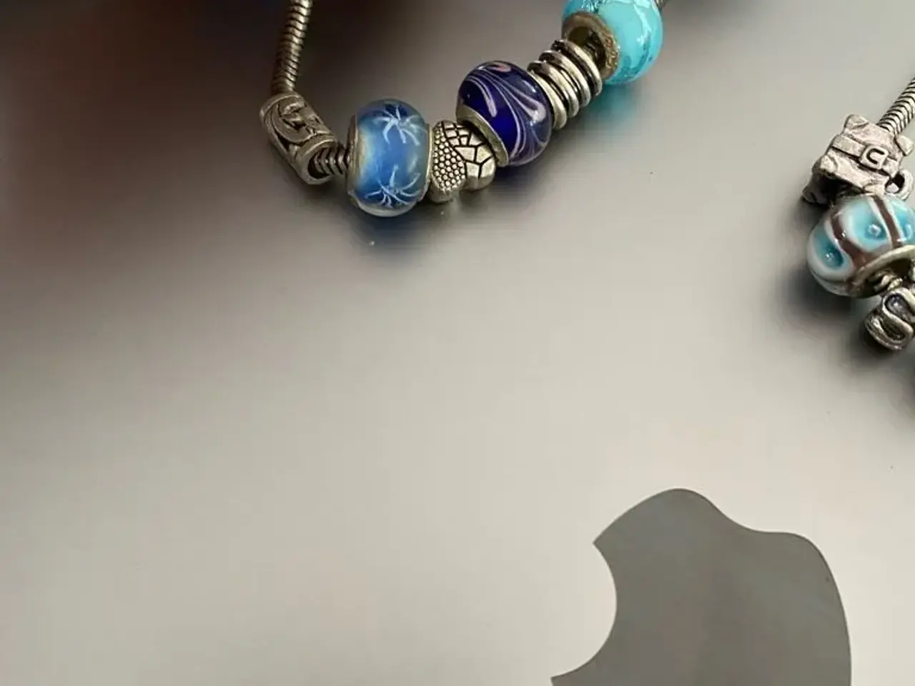 Billede 3 - Flotte atmbånd med charms