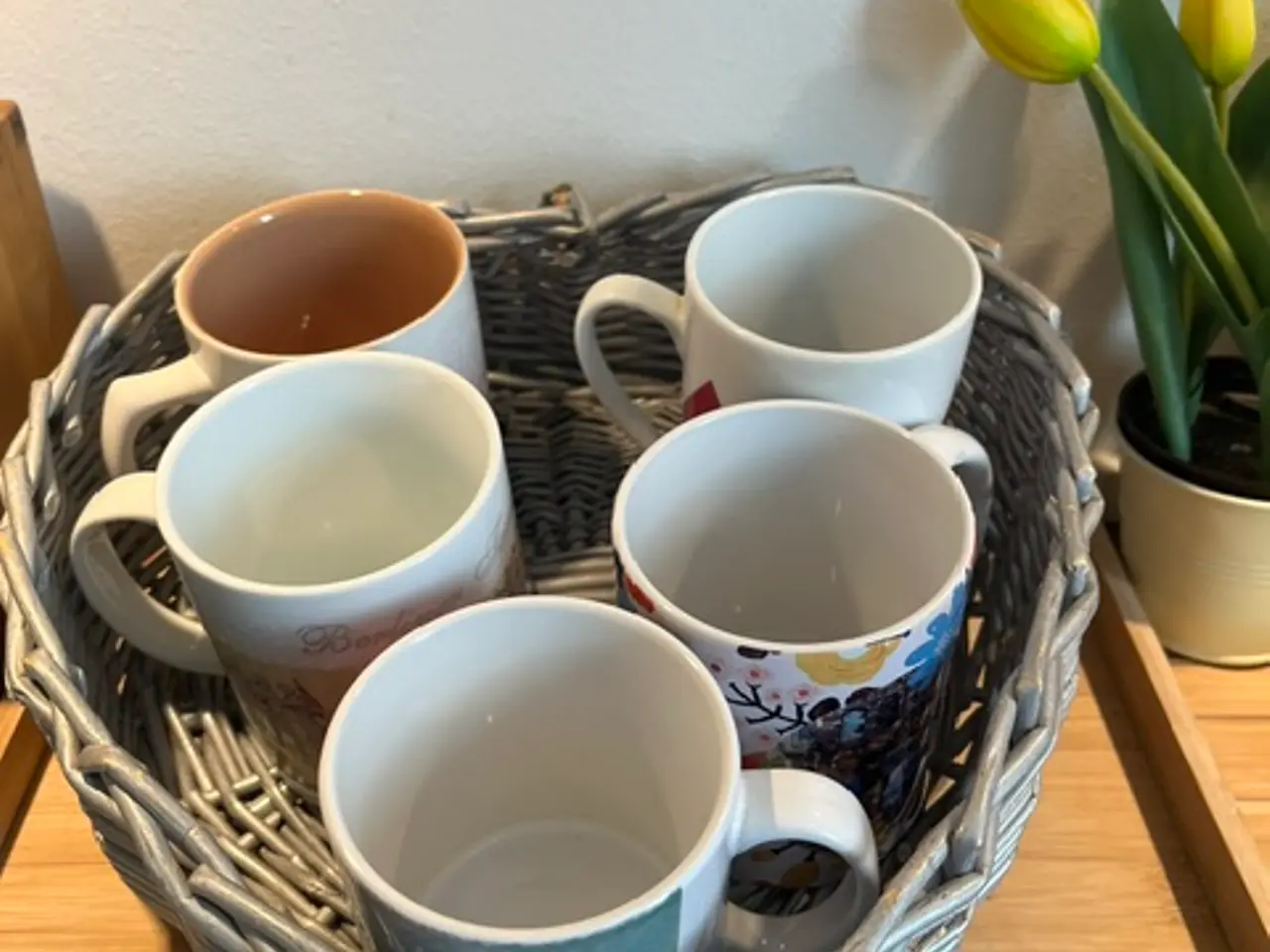 Billede 4 - Sæt med 5 krus i hjerteformet sølv-fletkurv