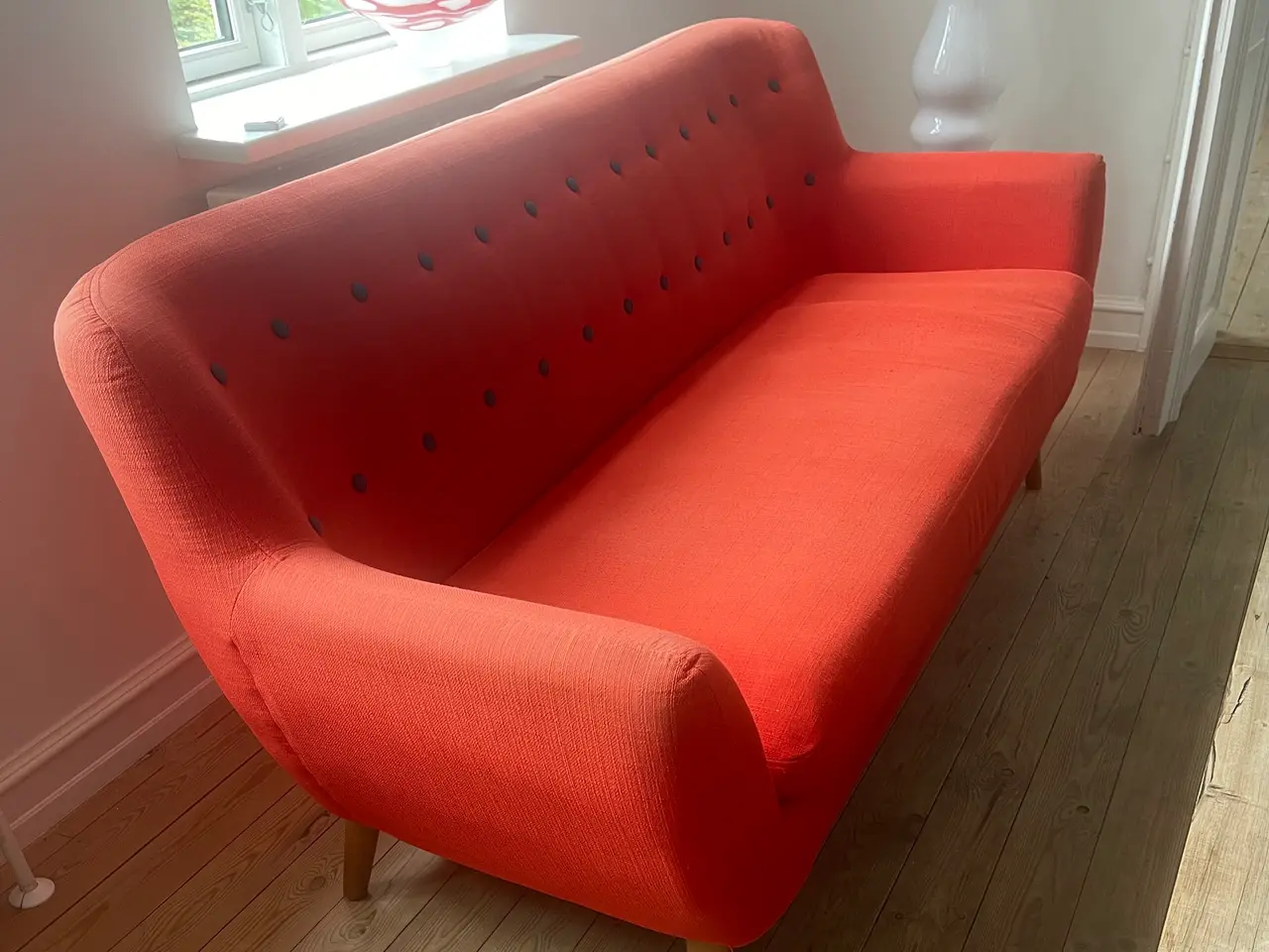 Billede 9 - Rød 2-3 pers sofa. Hent for 100kr
