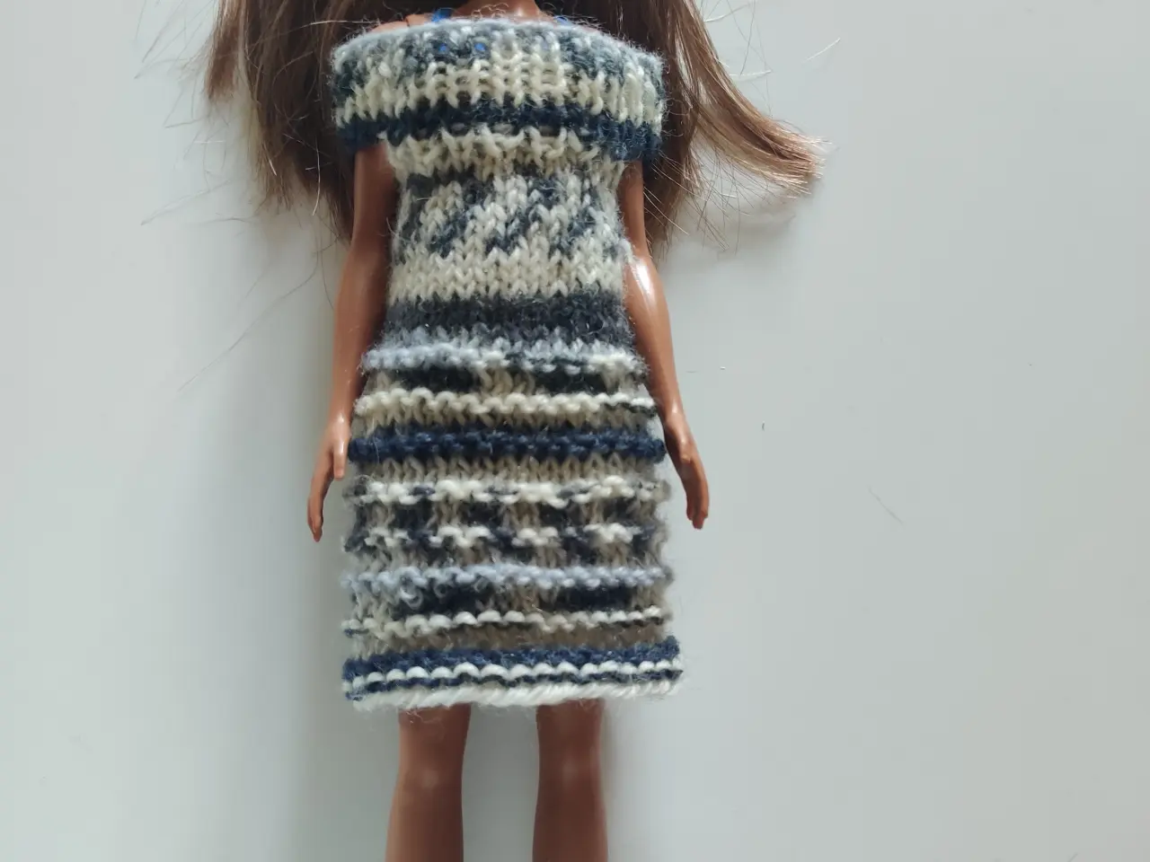 Billede 3 - Hjemmestrikkede Barbie kjoler. Flere farver