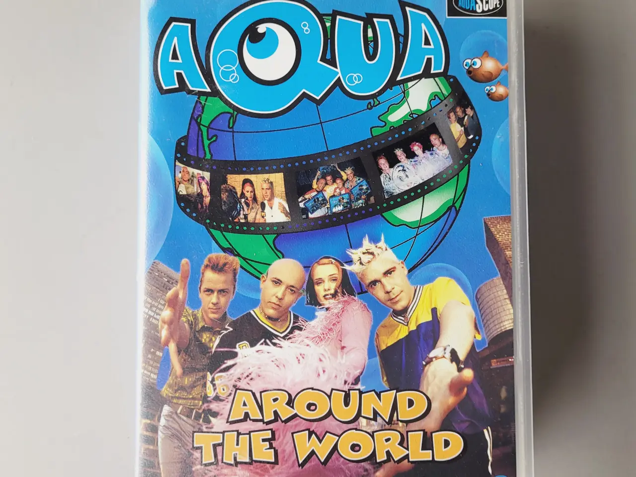Billede 2 - ⭐️: Aqua – Around the World (VHS + CD + Samlekort)