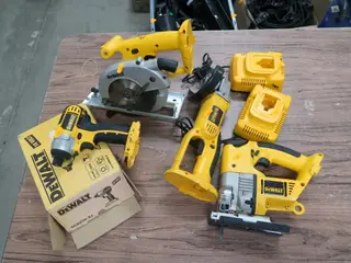 4 stk. el. håndværktøj DEWALT samt 2 stk. ladere