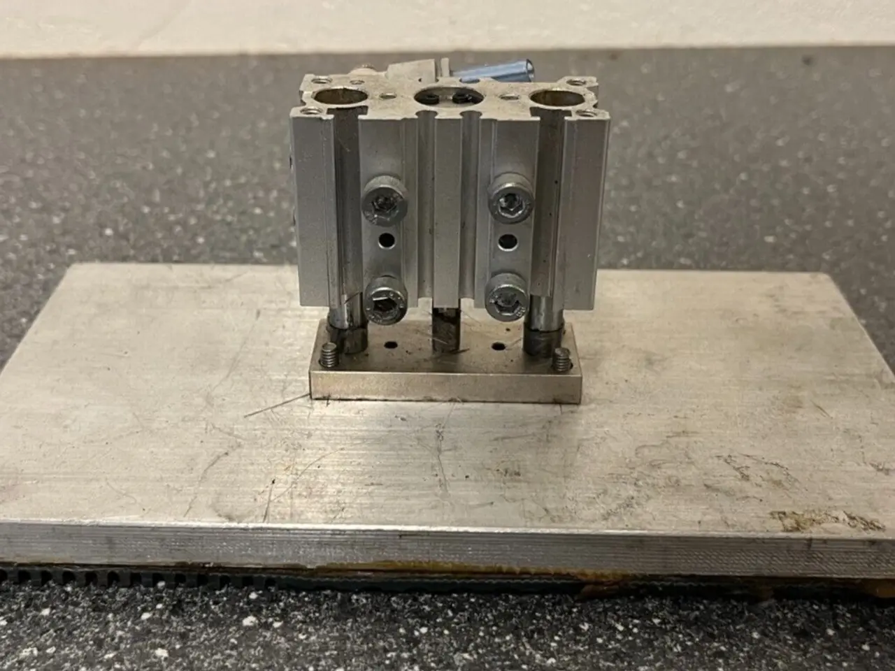 Billede 1 - Pneumatic Gripper/Clamp med Mounting Base - brugt