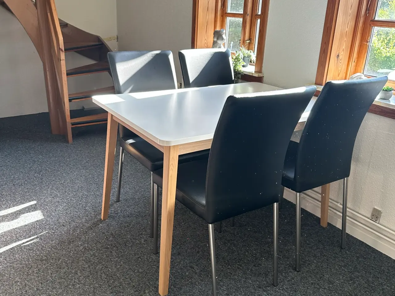 Billede 1 - Spisebord med 5 stole