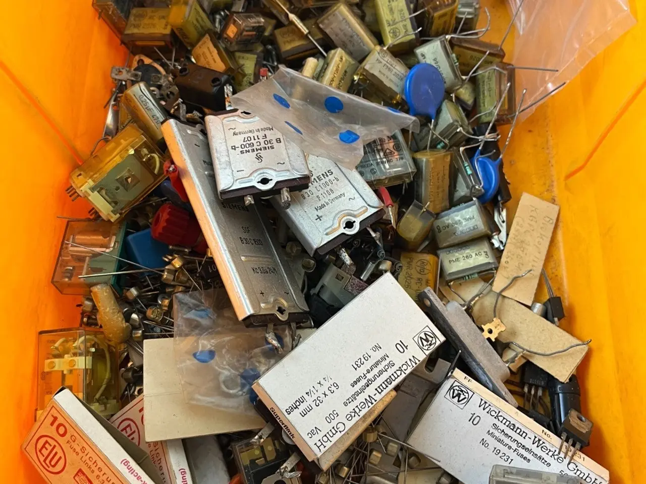 Billede 19 - Vintage Electronics Grab Box – RC Snubber Units,