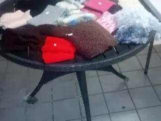 møbler, billeder og meget mere.