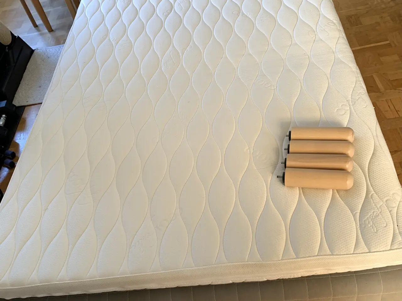 Billede 3 - IKEA SKOTTERUD boxmadras, 140 x 200 cm – grå/hvid