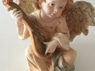 Englefigur i keramik