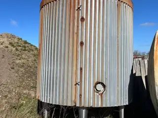Rustfri tank Isoleret opretstående på rustfri fødder.